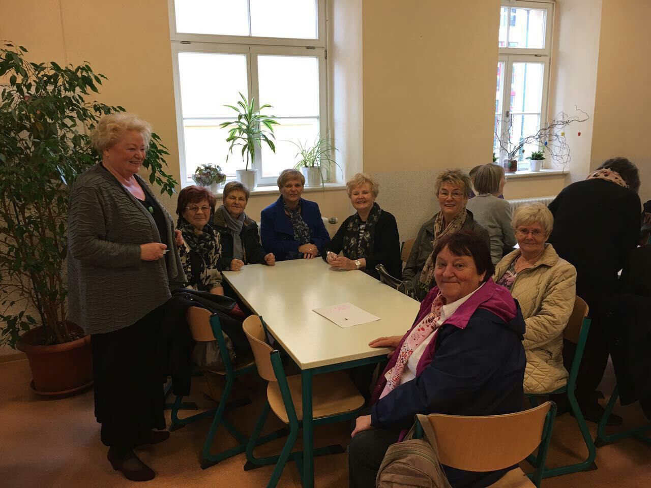 Frau Baumgart (links) bei der herzlichen Begrüßung der Goldabsolventen.